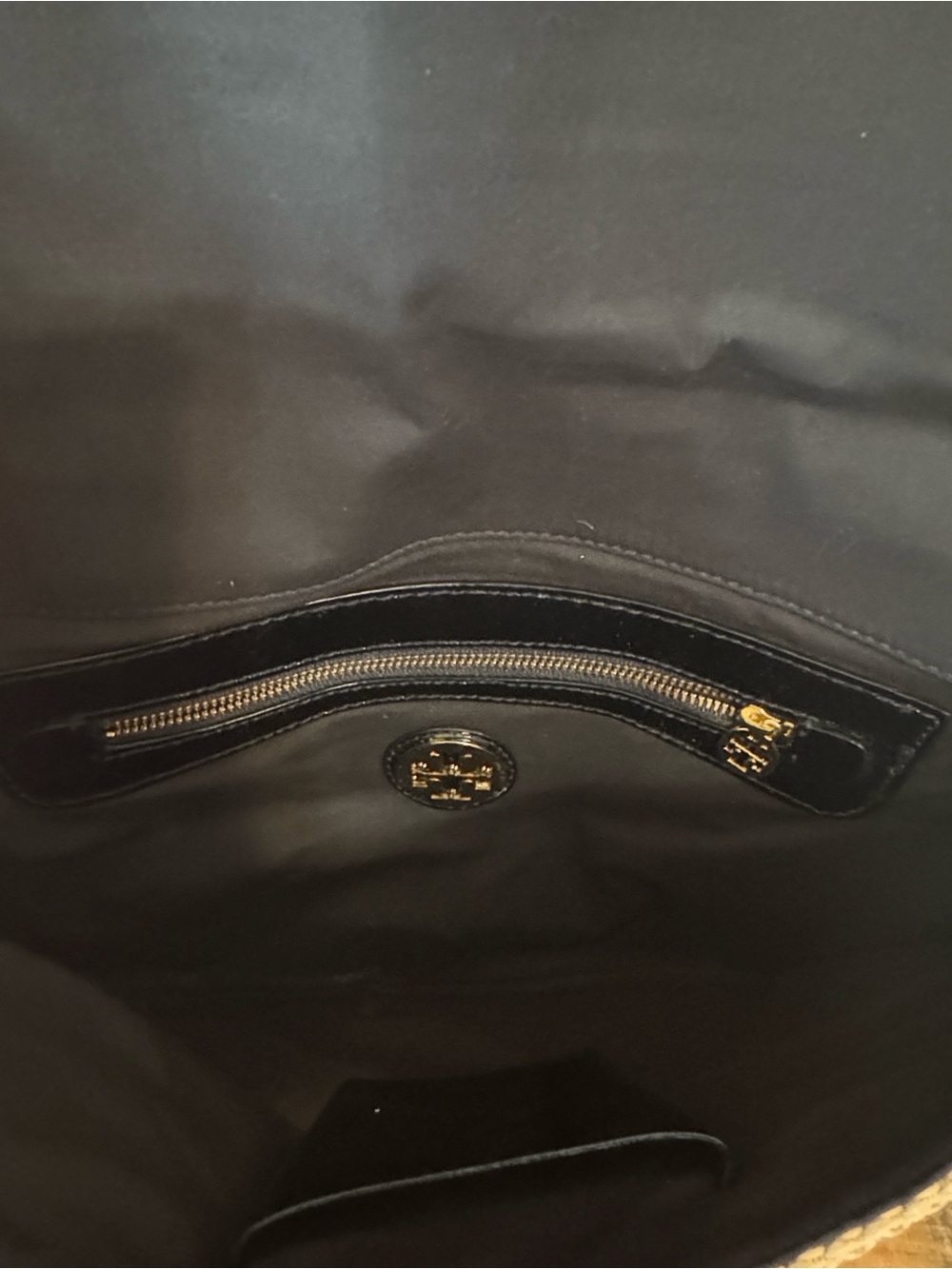 Tory Burch Black Patent Trim Tan Straw Logo Clutch - Picture 2 of 2